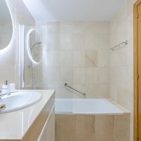 Ground Floor Met Jacuzzi Apartment